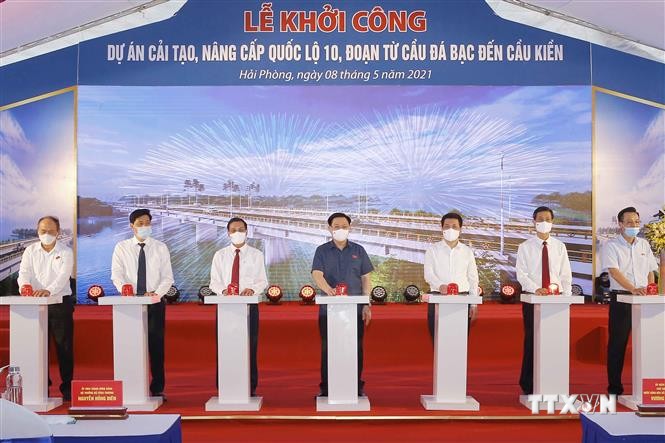 越南国会主席王廷惠出席10号公路海防路段升级改造项目动工仪式