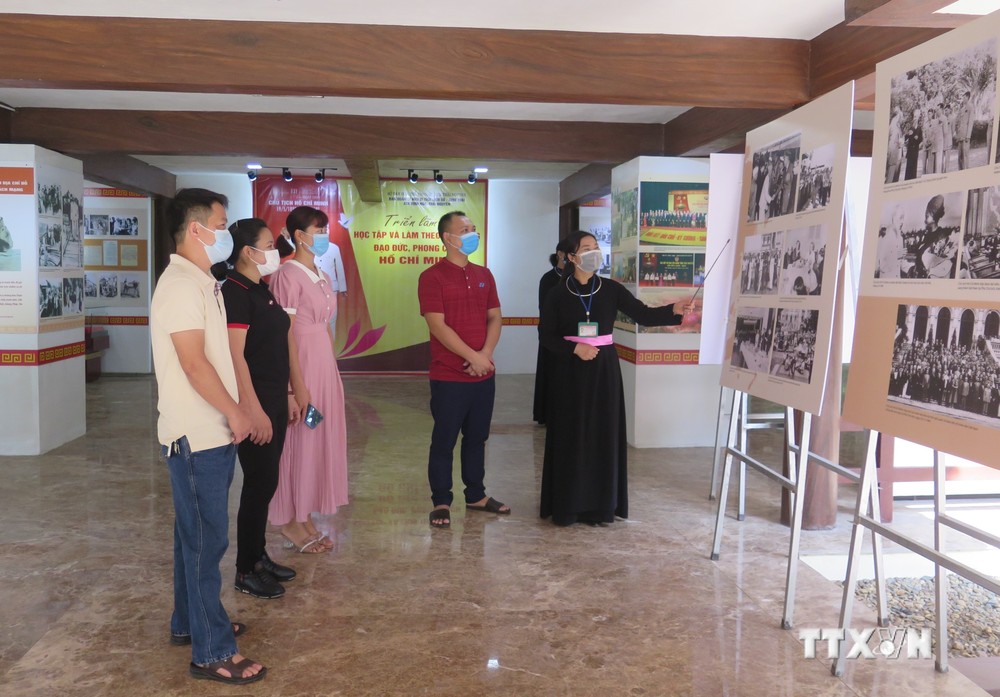 胡志明主席资料和资料图片展示活动在太原省定化安全区举行