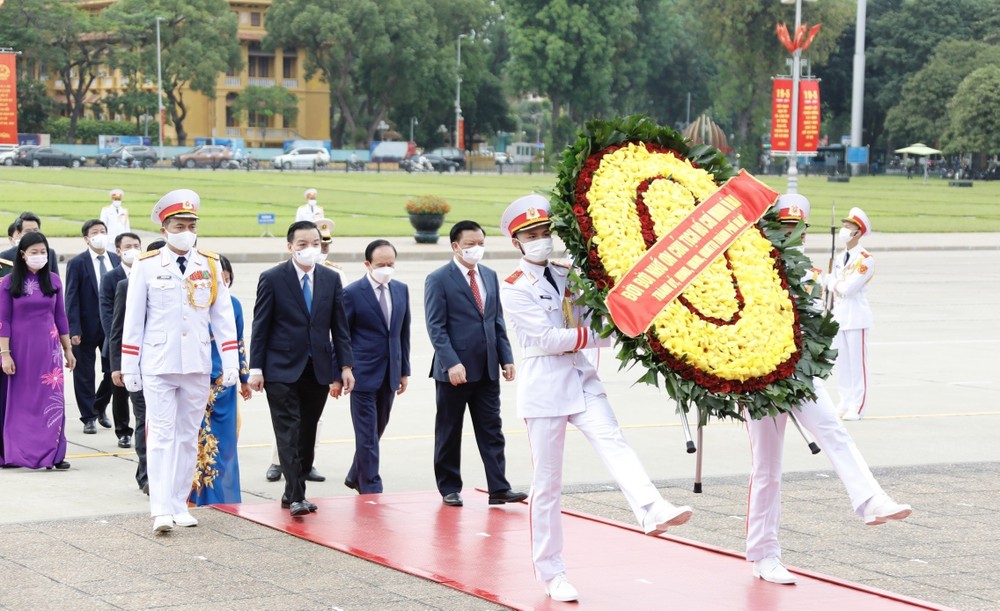胡志明主席诞辰131周年：越南党和国家领导人入陵瞻仰胡志明主席遗容