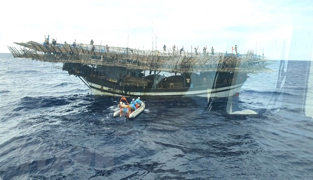  长沙海域一渔民突发疾病 SAR412号救援船赶至平安送医