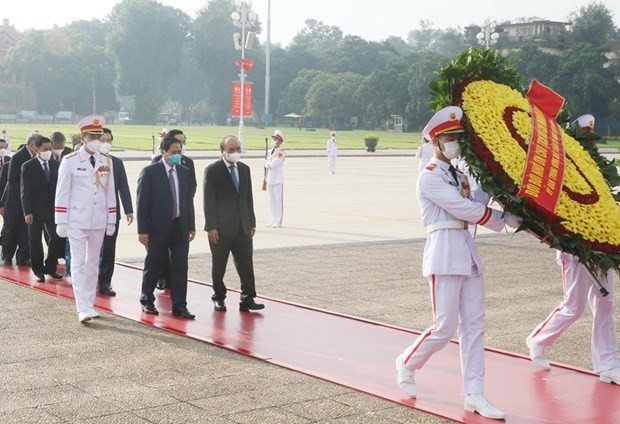 越南国庆76周年：党和国家领导入陵瞻仰胡志明主席遗容