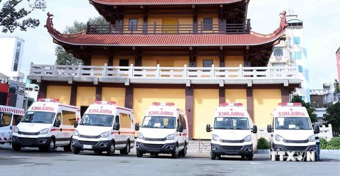 越南佛教协会胡志明市分会捐赠10辆救护车 助力防疫工作