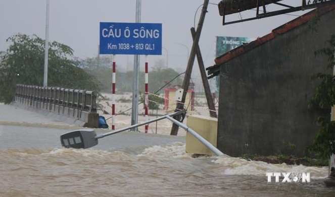 越南中部发生洪涝灾害 多地被淹 数千人疏散