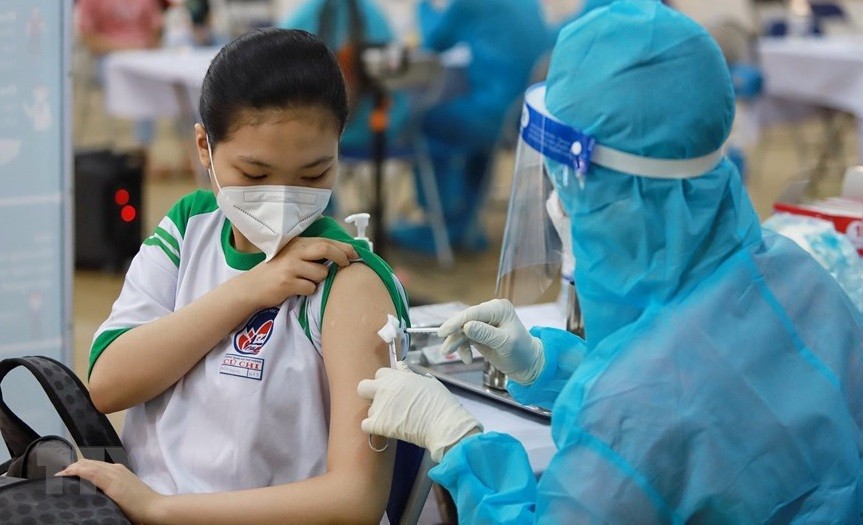 胡志明市正式为学生接种新冠疫苗