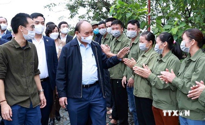 越南国家主席阮春福造访宁平省两个示范合作社