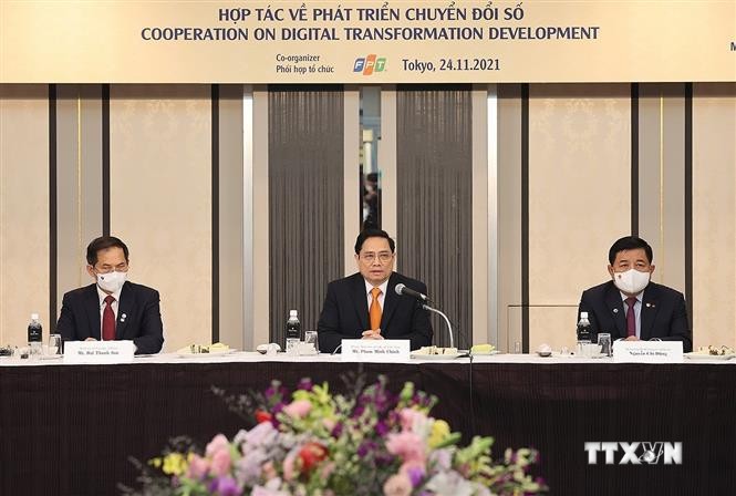 越南政府总理范明政与日本数字化转型大型集团领导人进行交谈
