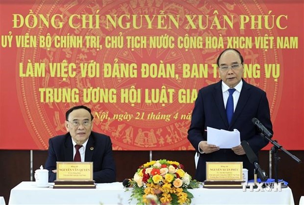 越南国家主席阮春福与越南律师协会举行工作座谈