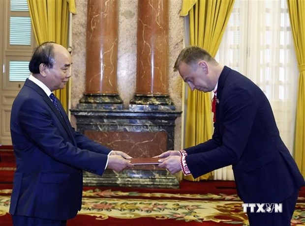 国家主席阮春福接受乌克兰和加拿大两国新任驻越大使递交的国书