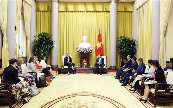 越南国家主席阮春福会见澳大利亚外交部长黄英贤