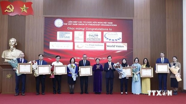 7个在越外国非政府组织荣获政府总理奖状