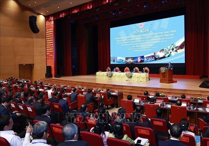 越南政府总理范明政主持召开中部以北地区和沿海地区经济社会发展会议
