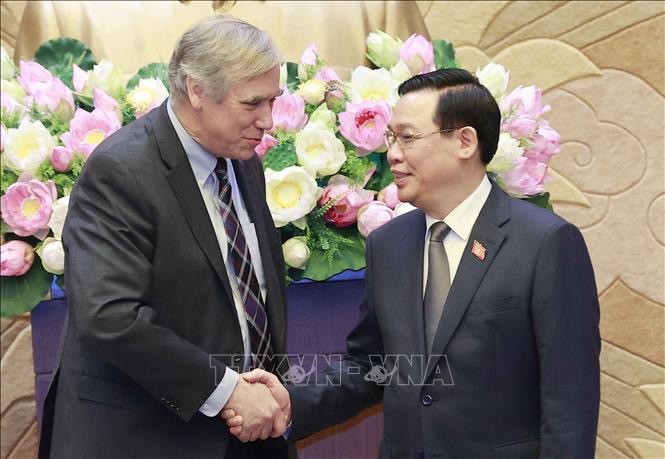 越南国会主席王廷惠会见会见美国国会议员代表团