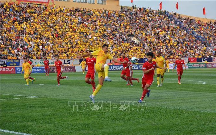 外媒发表文章高度评价越南足球甲级联赛重启 上万球迷坐满球场