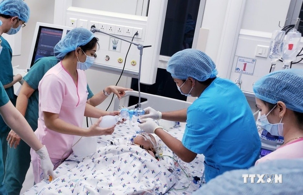 国际媒体纷纷报道越南下半身连体双胞胎女婴分离手术顺利成功