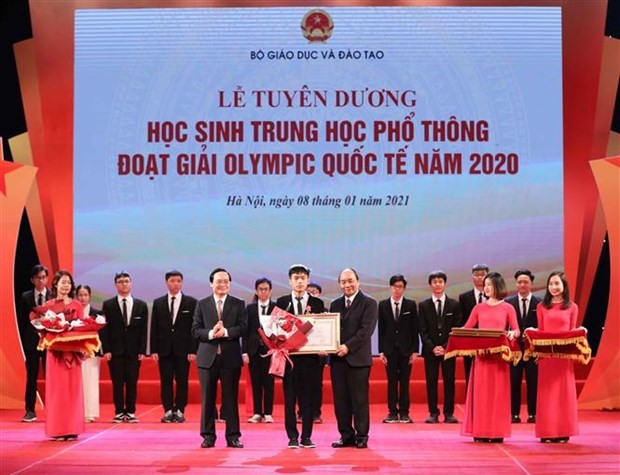 阮春福总理出席2020年国际奥林匹克竞赛获奖高中生表彰大会