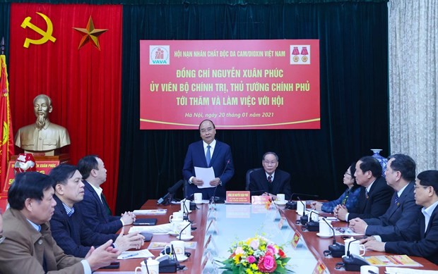 阮春福与越南橙毒剂受害者协会举行工作会议