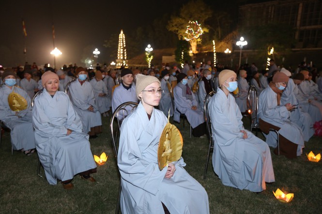 越南佛教学院举行佛祖得道日纪念仪式暨祈求国泰民安仪式