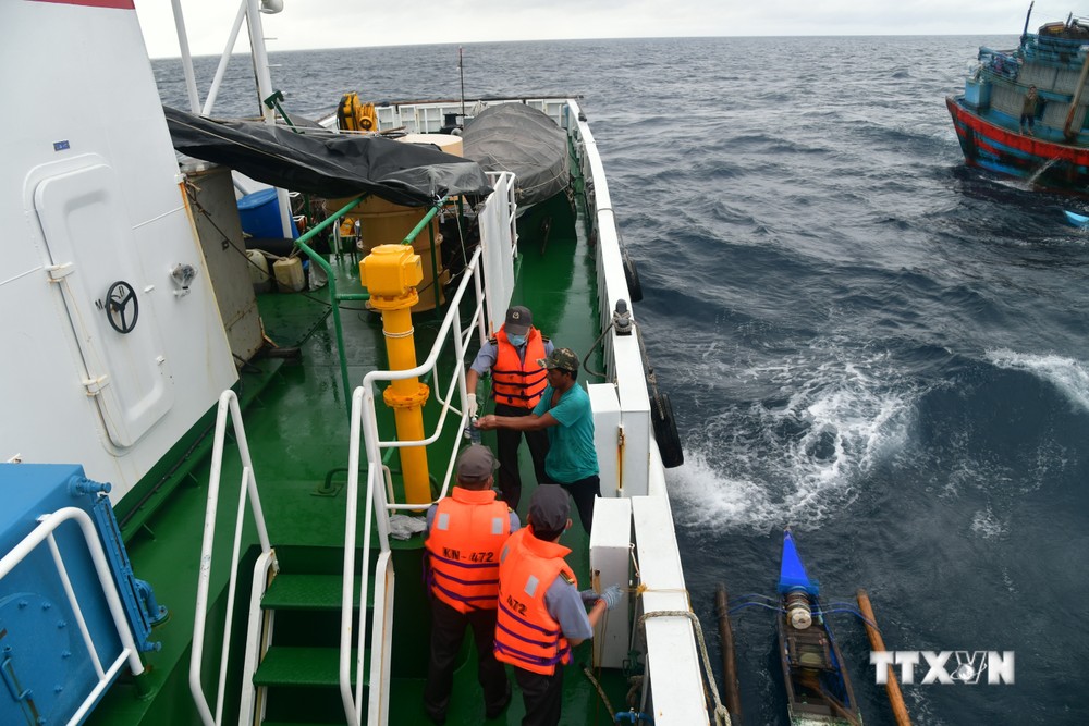 成功营救4名在海上漂泊的外籍渔民