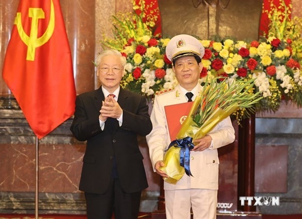 越共中央总书记、国家主席阮富仲向公安部副部长授予上将军衔的命令状