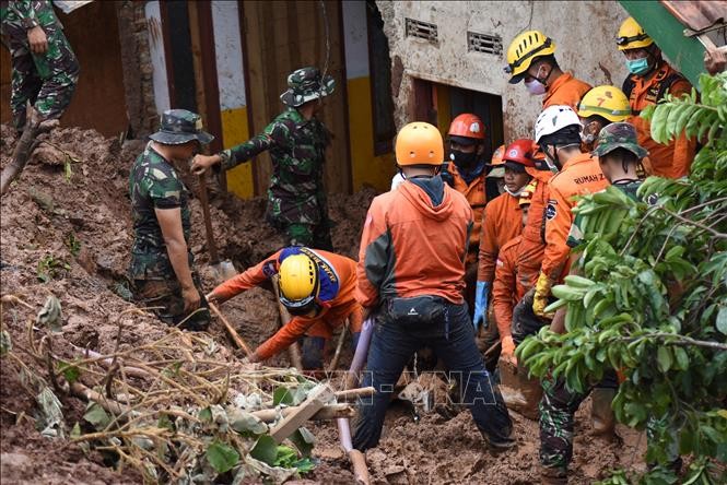 印尼一金矿发生垮塌 致使5人死亡70人失踪