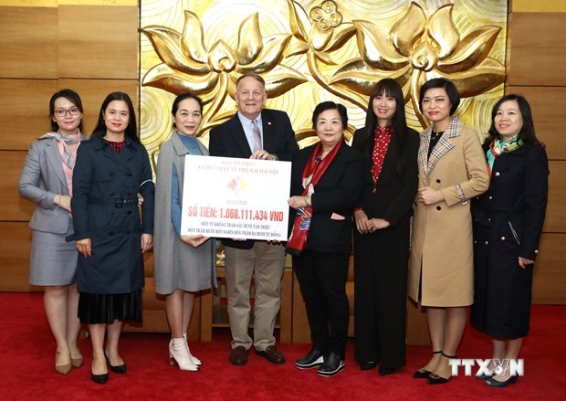 越南—加拿大友好协会举行河内关爱儿童慈善义跑善款支票移交仪式