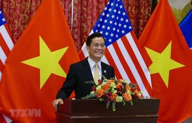 越南驻美国大使何金玉与美国众议员卡斯特罗通电话