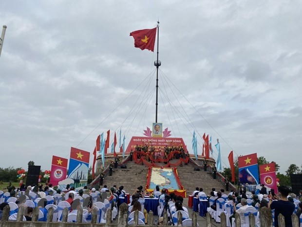 “江山统一”升旗仪式在广治省隆重举行庆祝国家统一46周年