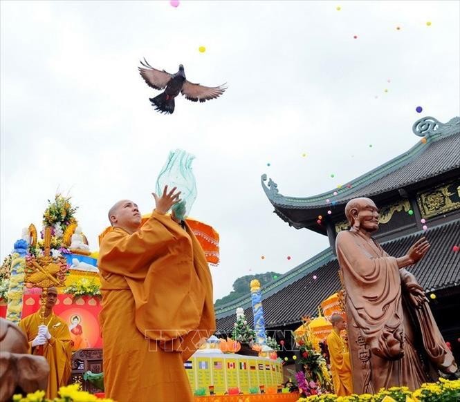 越南祖国阵线中央委员会主席向佛教界致佛诞节贺信
