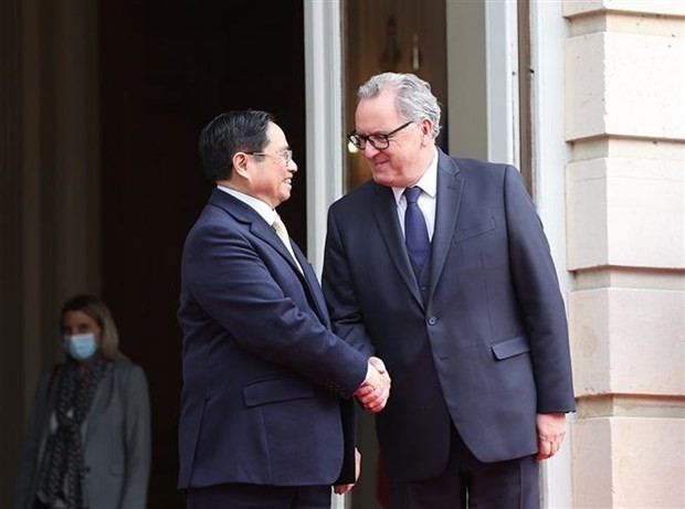 越南政府总理范明政会见法国国民议会议长费朗