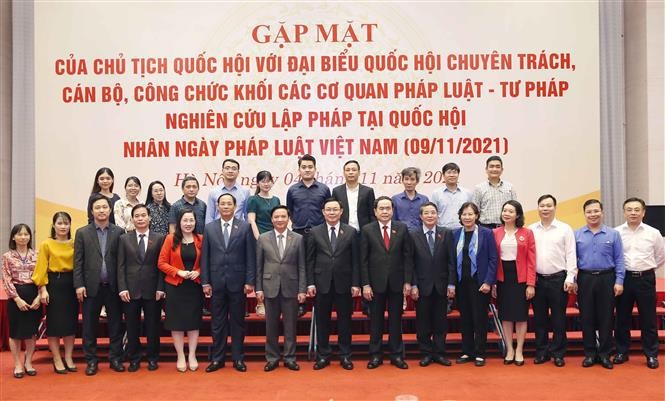 越南国会主席王廷惠会见专职国会代表和法律-司法机构干部