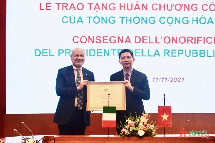 越南社会科学翰林院院长裴日光荣获“意大利之星”骑士勋章