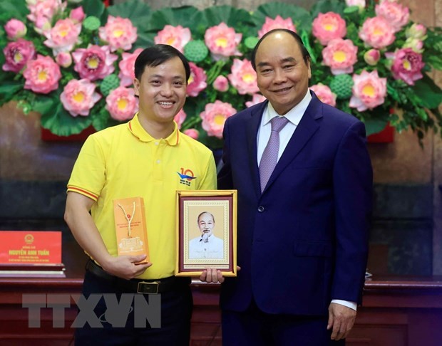 越南国家主席阮春福出席2021年越南优秀青年颁奖典礼