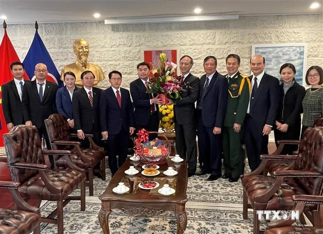 老挝驻泰国和澳大利亚大使馆庆祝越南共和国成立77周年