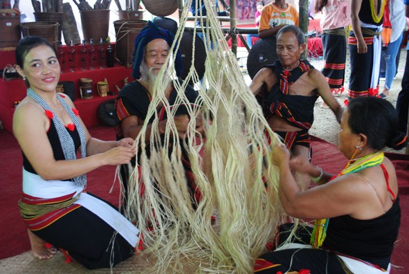 Người già, thanh niên, phụ nữ Cadong ai cũng có thể đan võng từ cây sari