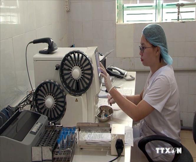 Xét nghiệm CD4 kiểm soát tải lượng vi rút trước khi điều trị thuốc ARV cho các bà mẹ mang thai nhiễm HIV tại Bệnh viện Đa khoa huyện Mai Sơn, tỉnh Sơn La. Ảnh: Diệp Anh - TTXVN