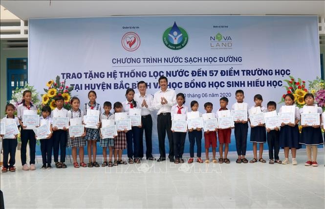 Trao học bổng STF Phạm Phú Thứ cho các em học sinh Trường tiểu học Chợ Lầu 1, huyện Bắc Bình. Ảnh: Nguyễn Thanh - TTXVN