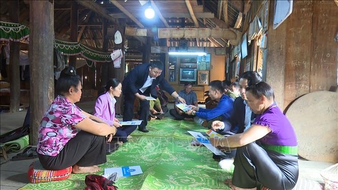 Bảo hiểm xã hội huyện Thuận Châu (Sơn La) tuyên truyền về chính sách bảo hiểm đến từng thôn, bản. Ảnh: Hữu Quyết - TTXVN