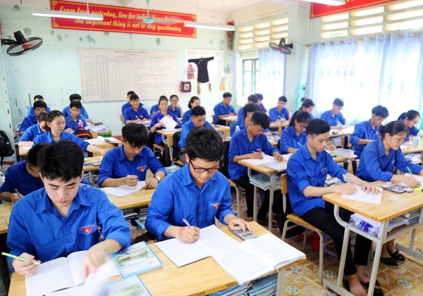 Học sinh lớp 12, Trường PTDT Nội trú tỉnh Lào Cai ôn thi trong những ngày nắng nóng. Ảnh: baolaocai.vn