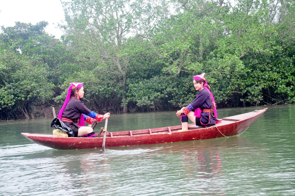 Môi trường sống gắn với sông nước của người Dao ở Ba Chẽ cũng là một đặc điểm tạo sự hấp dẫn, khác biệt cho sản phẩm du lịch nơi đây. Ảnh: baoquangninh.com