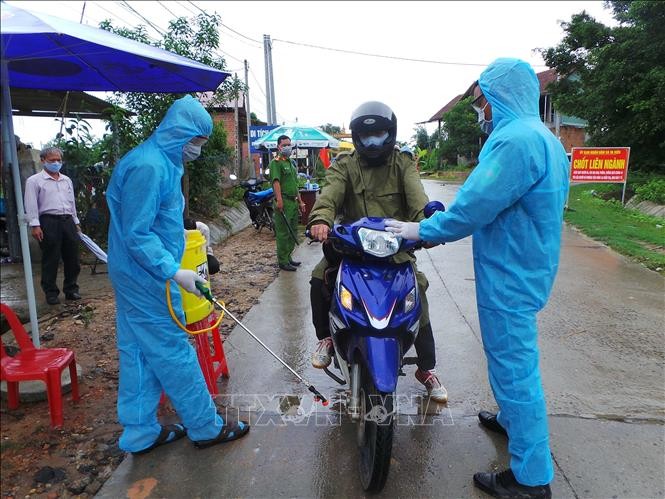 Chốt kiểm dịch do UBND huyện Sa Thầy tổ chức tại khu vực làng O, làng Trang, xã Ya Xiêr để ngăn chặn dịch bạch hầu lan rộng. Ảnh: Dư Toán – TTXVN.