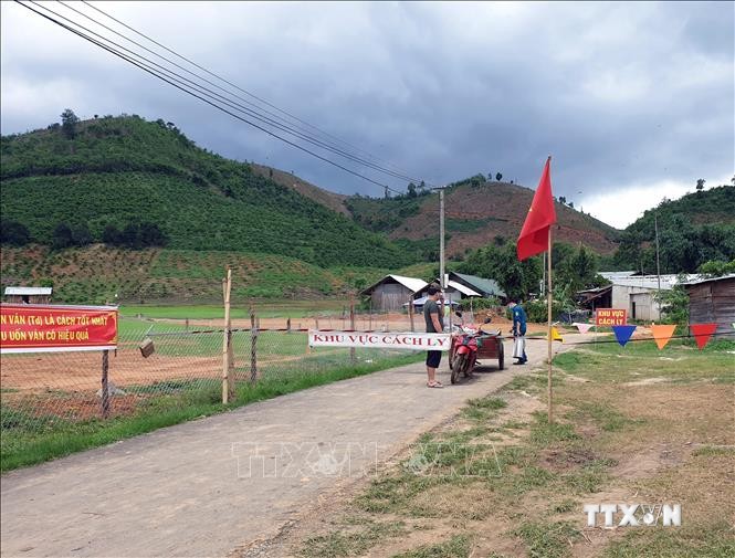 Cổng vào khu vực cách ly tại đội 2, thôn 6, xã Quảng Hòa, huyện Đắk G’Long, tỉnh Đắk Nông, nơi ghi nhận trường hợp tử vong đầu tiên do mắc bệnh bạch hầu. Ảnh: Hưng Thịnh – TTXVN