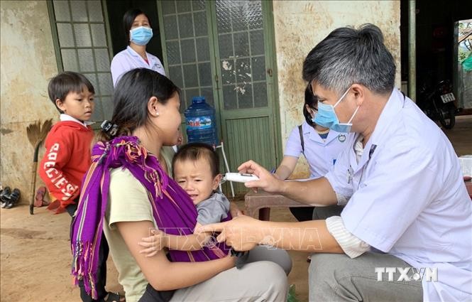 Ngành y tế tỉnh Gia Lai thực hiện khám sàng lọc cho người dân tại làng Bông Hiot, xã Hải Yang, huyện Đak Đoa- nơi có ca bệnh bạch hầu tử vong. Ảnh: Quang Thái - TTXVN