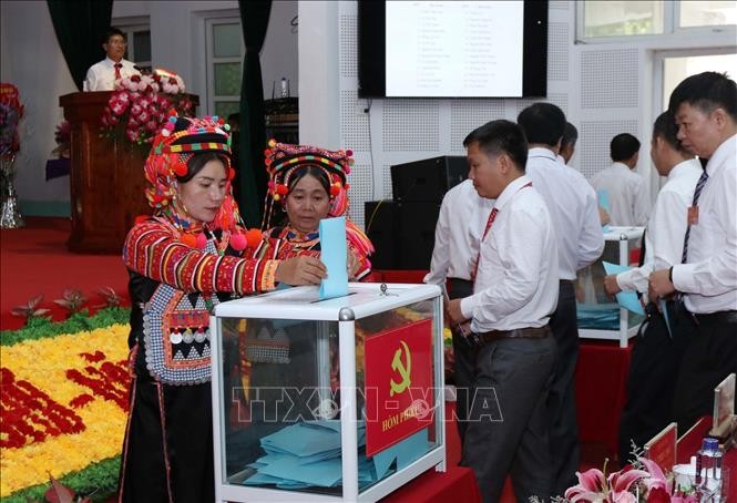 Các đại biểu bỏ phiếu bầu đại biểu đi dự Đại hội Đảng bộ tỉnh Lai Châu lần thứ XIV. Ảnh: Quý Trung - TTXVN