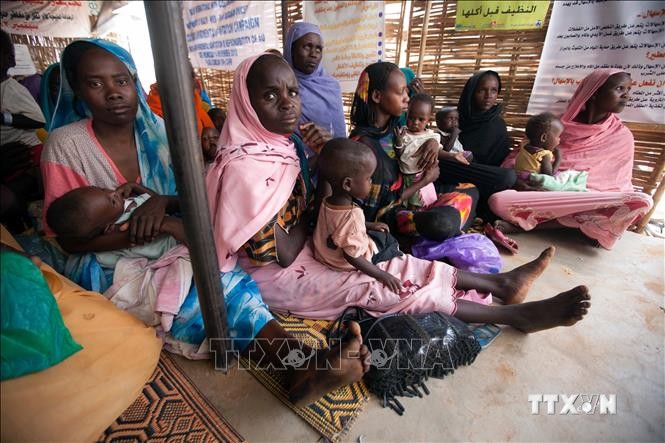 Trẻ em suy dinh dưỡng chờ được khám chữa bệnh tại một phòng khám ở trại tị nạn Zam Zam thuộc Bắc Darfur, Sudan. Ảnh: AFP/TTXVN