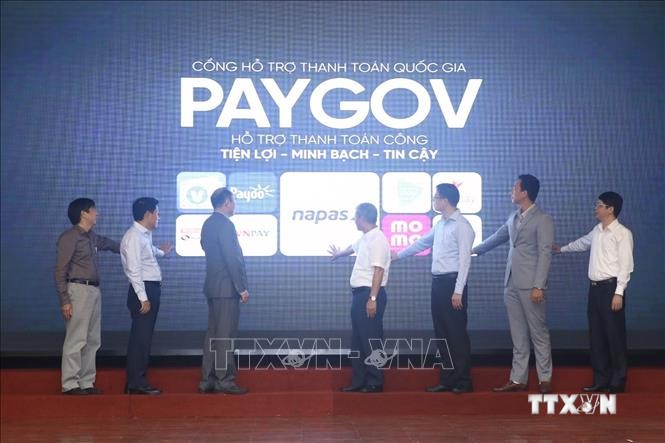 Đại biểu thực hiện nghi thức ra mắt “Cổng hỗ trợ thanh toán quốc gia (PayGov)”. Ảnh: Minh Quyết - TTXVN