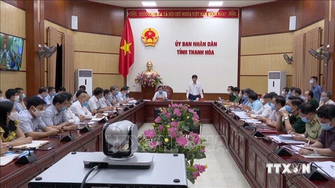 Toàn cảnh cuộc họp khẩn trong đêm của UBND tỉnh Thanh Hoá  để triển khai công tác phòng chống COVID-19. Ảnh: Nguyễn Nam-TTXVN