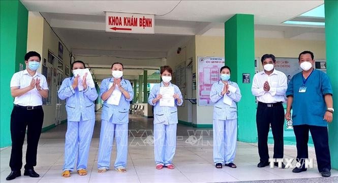Bác sỹ Lê Thành Phúc (ngoài cùng bên phải) chúc mừng các bệnh nhân được xuất viện. Ảnh: TTXVN phát