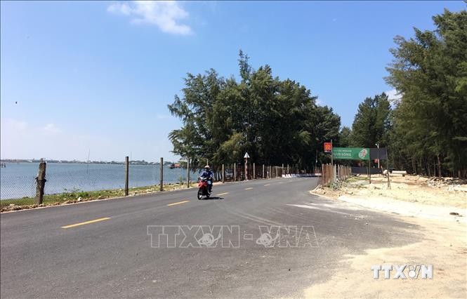 Đập Hòa Duân ở thị trấn Thuận An, huyện Phú Vang nay đã được hàn khẩu trở thành tuyến Quốc lộ 49B. Ảnh: Đỗ Trưởng-TTXVN