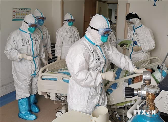 Nhân viên y tế điều trị cho bệnh nhân COVID-19 tại bệnh viện ở Vũ Hán, tỉnh Hồ Bắc, Trung Quốc ngày 6/3/2020. Ảnh: THX/ TTXVN