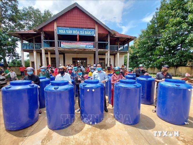 Trao tặng hàng trăm bồn chứa nước sạch cho người nghèo vùng biên